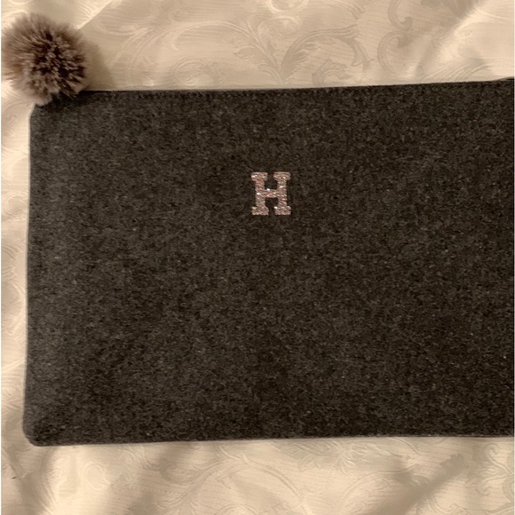 Gray bag with the Letter H, has Pom Pom on zipper - Picture 2 of 7